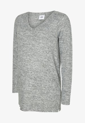 Langarm zwangerschapsmodel met V-hals in een zachte, grijze gemêleerde breistof; voorzien van zijsplitten voor gemak en comfort.