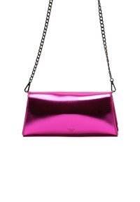 Vaaleanpunainen metallinhohtoinen clutch-laukku, jossa on tyylikäs, suorakaiteen muotoinen muotoilu. Varustettu mustalla ketjuhihnalla ja hienovaraisella brändäyksellä pinnalla.