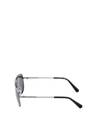 Lunettes de soleil avec une monture en métal argenté, des verres teintés foncés et des embouts en acétate noir. Elles sont dotées de plaquettes de nez réglables et de branches fines.