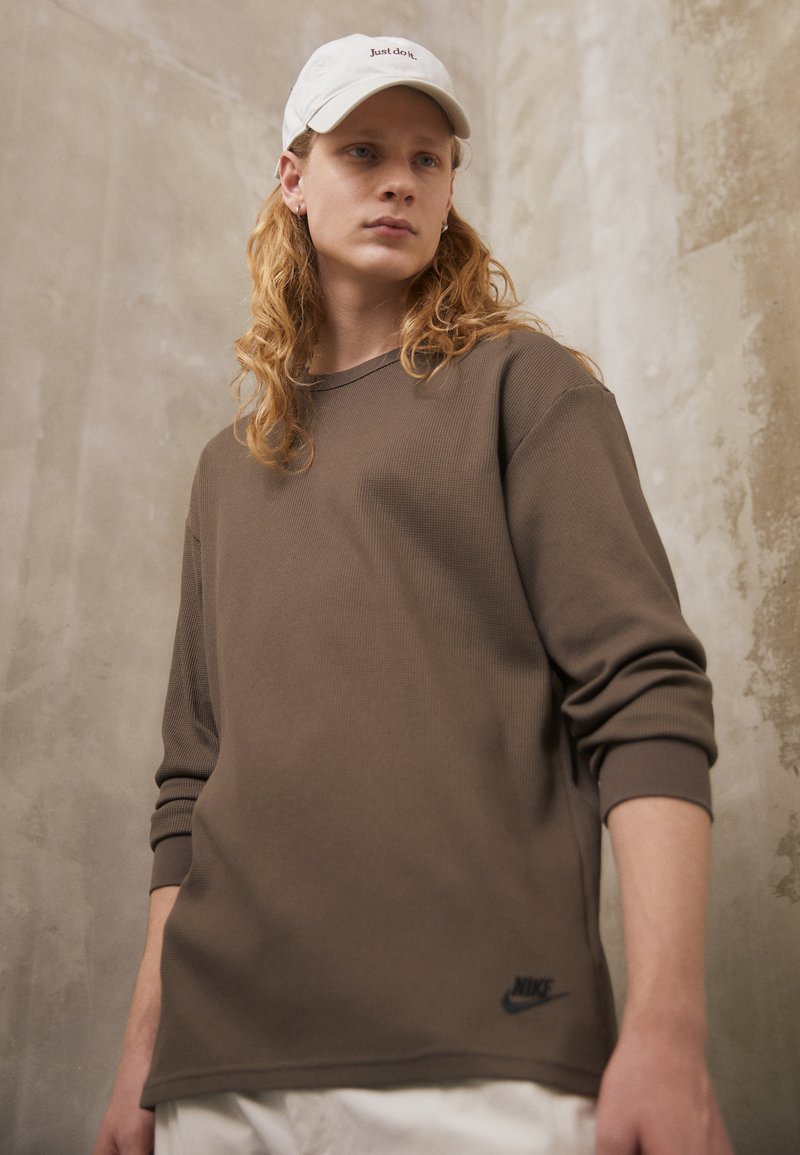 Nike Sportswear Tshirt à manches longues ironstone/ironstone/light