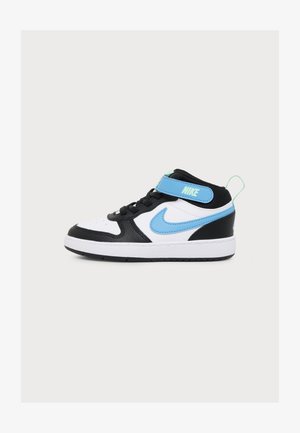 Παιδικό sneaker Nike με μεσαίο πάνω μέρος σε μαύρο, άσπρο και μπλε, με κορδόνια και μπλε λουράκι Velcro με το λογότυπο της Nike.