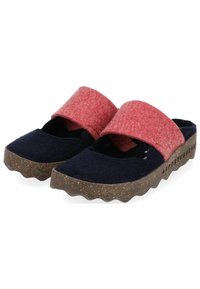 Filcové ploché sandály s červeným horním páskem a námořnickou modrou stélkou. Texturovaná korková podrážka má vlnitý okraj a poskytuje přírodní vzhled.