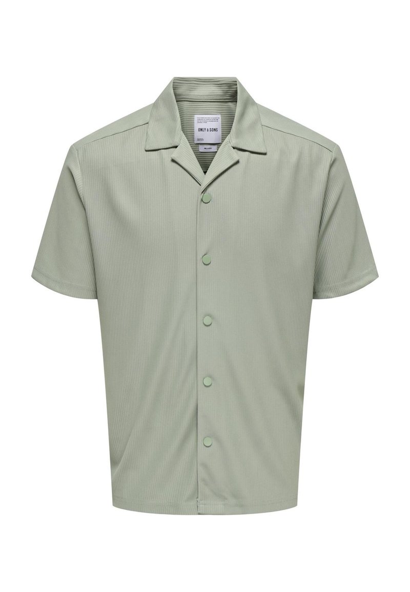 Camisa de manga corta de color verde pálido, hecha de una tela ligera con una sutil textura acanalada, con botones en la parte delantera y cuello con muesca.