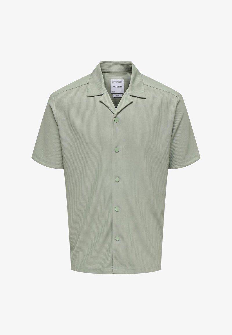 Chemise à manches courtes, de couleur vert pâle, fabriquée en tissu léger avec une texture côtelée subtile, avec un devant boutonné et un col noté.