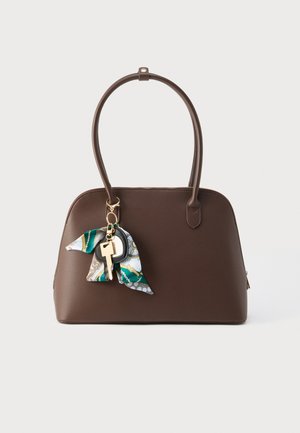 Geantă de mână din piele maro, cu formă rotunjită, două mânere și un breloc decorativ cu eșarfă. Dispune de închidere cu fermoar și design minimalist.