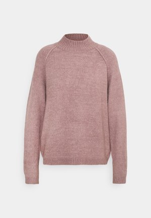 Licht mauve gebreide trui met lange mouwen, een geribde hoge nek, en geribde manchetten en zoom, weergegeven op een witte achtergrond.