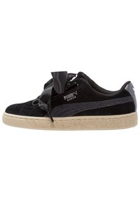 Czarne zamszowe sneakersy z fakturowaną beżową gumową podeszwą i szerokimi czarnymi satynowymi sznurówkami. Posiadają subtelne logo PUMA z boku.