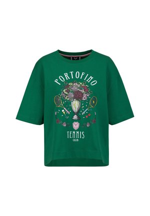Grünes T-Shirt mit kurzen Ärmeln, auf dem "Portofino Tennis Club" steht, mit einem Blumenstrauß in einer Vase und einer Grafik von zwei vintage Tennisschlägern.