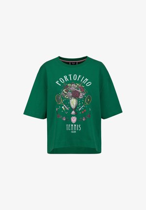 Grünes T-Shirt mit kurzen Ärmeln, auf dem "Portofino Tennis Club" steht, mit einem Blumenstrauß in einer Vase und einer Grafik von zwei vintage Tennisschlägern.