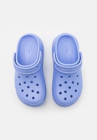 Saboturi de un albastru deschis, fabricate dintr-un material flexibil, având mai multe gauri de drenaj, o curea pe spate și un suport pentru picior texturat pentru confort.