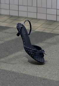 Επιλέχθηκε, black/white