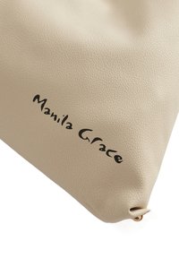 Borsa in pelle beige con superficie texturizzata, caratterizzata da un logo stampato "Manila Grace" in nero su un lato e un piccolo accento metallico.