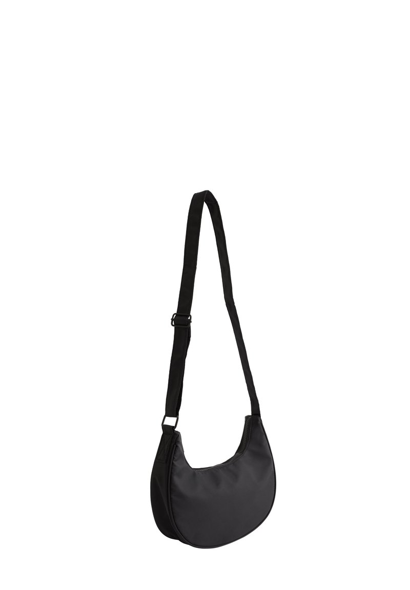 Borsetta nera in nylon con forma curvata, tracolla regolabile e superficie liscia. Presenta un design minimalista senza hardware visibile.