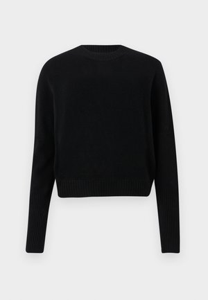 Černý zkrácený svetr z pleteného materiálu. Má kulatý výstřih a žebrované manžety a lem. Jednoduchý, klasický design bez vzorů nebo zdobení.