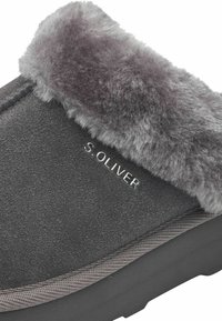 Grå fotbeklädnad med en fluffig grå foder, med en överdel som liknar mocka, texturerad sula och silverfärgad "S. OLIVER"-logotyp.