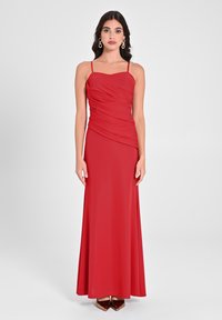 Rotes bodenlanges Kleid mit Spaghetti-Trägern, gerafftem Oberteil, glatter Textur und ausgestellt Rock, kombiniert mit braunen Metallic-High Heels.