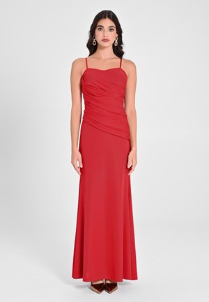 Rotes bodenlanges Kleid mit Spaghetti-Trägern, gerafftem Oberteil, glatter Textur und ausgestellt Rock, kombiniert mit braunen Metallic-High Heels.