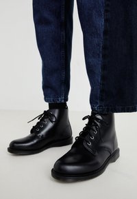 Dr. Martens Kotníková obuv - black