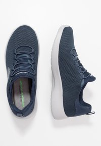 Marineblaue Sportschuhe mit einem atmungsaktiven Mesh-Obermaterial, Schnürdesign und einer gepolsterten weißen Sohle. Mit "Memory Foam" Innensohle.