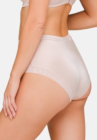 Hochtaillierte beige Unterwäsche aus einem glatten, glänzenden Stoff mit nahtlosem Design und elastischem Bund, seitlich präsentiert.