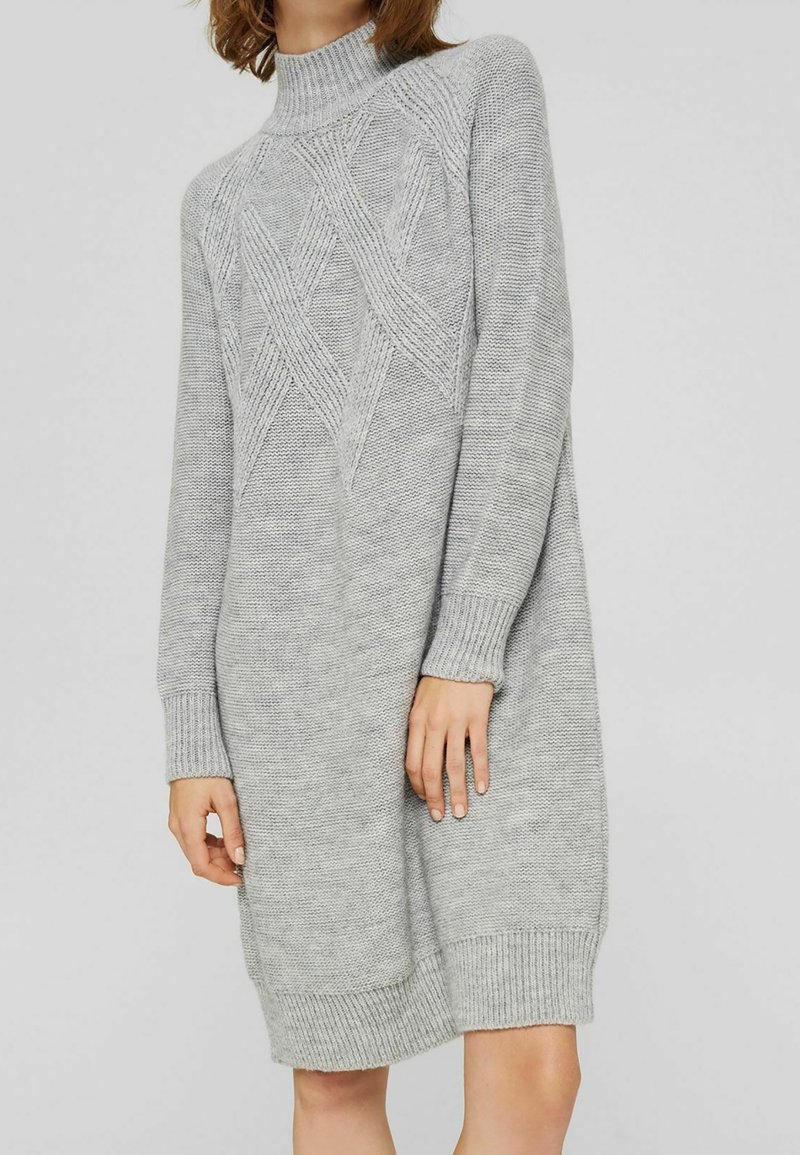 Robe pull grise tricotée avec un col montant, présentant un motif en losange texturé et des poignets et ourlet côtelés. Matière douce et confortable.