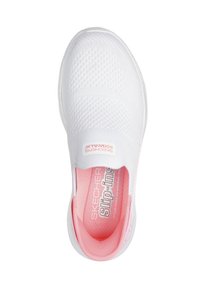 Zapatilla blanca sin cordones con parte superior de malla texturizada, interior rosa y plantilla de marca. Presenta una puntera redondeada y suela flexible.