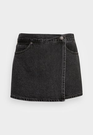 Saia mini de denim preta com a bainha ligeiramente desfiada, dois bolsos frontais e fecho em botão prateado. Apresenta um design de envoltório lateral.