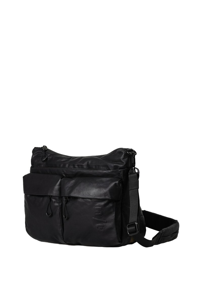 Borsa a messenger nera realizzata in materiale resistente, dotata di un compartimento principale con zip, due tasche frontali, tracolla regolabile e un branding discreto.