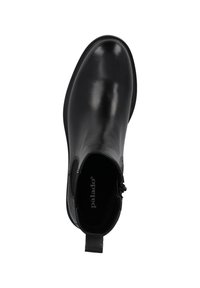 Bota de tobillo de cuero negro con textura suave, paneles laterales elásticos y una tira en la parte trasera para facilitar su puesta.