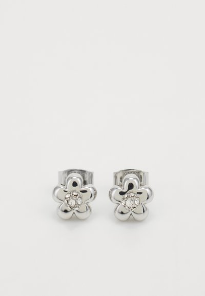 Sølvmetalløreringe i blomstermotiv med et centralt krystaldetail, der har en poleret finish og en clipsystem.
