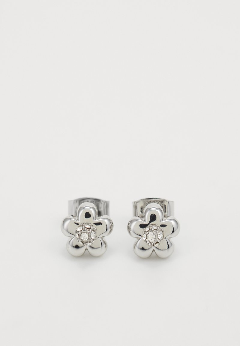 Sølvmetalløreringe i blomstermotiv med et centralt krystaldetail, der har en poleret finish og en clipsystem.