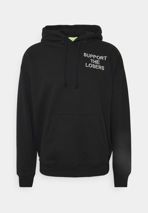Czarna bluza z kapturem, kieszenią z przodu i białym napisem na piersi „SUPPORT THE LOSERS”, z kapturem ze sznurkiem oraz ściągaczami na mankietach i u dołu.