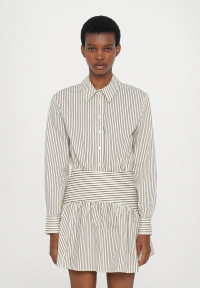 Stribet skjortekjole med lange ærmer, krave, knaplukning foran og en samlet nederdel. Stoffet er letvægts med lodrette og vandrette striber.