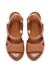 Sandali in pelle marrone con più cinghie regolabili, design con punta aperta e soletta testurizzata. Presentano cuciture rinforzate e una suola resistente.