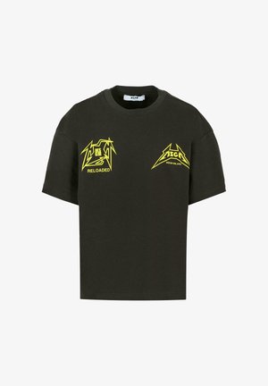 T-shirt nera a maniche corte con grafica gialla e testi "MSGM RELOADED" e "MSGM MILANO" sul petto.
