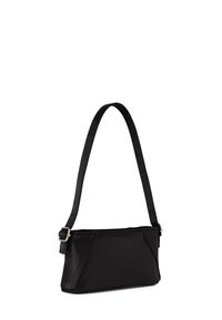 Černá faux kůže crossbody taška s obdélníkovým tvarem, jedním nastavitelným popruhem a jemnými texturovanými detaily na bočních panelech.