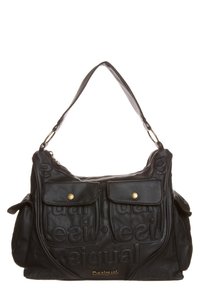 Bolso de cuero negro con dos bolsillos delanteros, detalles en herrajes dorados, logo en relieve y una asa para hombro.