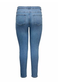 Lieknos, vidutinio aukščio mėlynos džinsinės kelnės su lygiu paviršiumi, turinčios klasiką penkių kišenių dizainą ir subtilų siūlę.