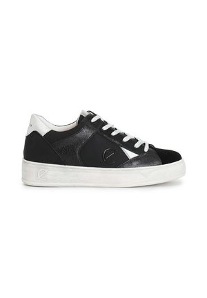 Sneaker nero e argento con superficie testurizzata, lacci bianchi e suola in gomma bianca. Presenta un logo sul lato e accenti lisci.