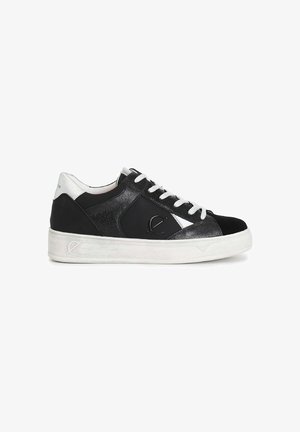 Sneaker nero e argento con superficie testurizzata, lacci bianchi e suola in gomma bianca. Presenta un logo sul lato e accenti lisci.
