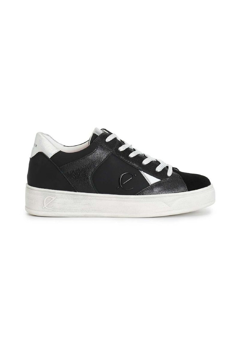 Zapatilla negra y plateada con una superficie texturizada, cordones blancos y una suela de goma blanca. Presenta un logo en el lateral y acentos suaves.