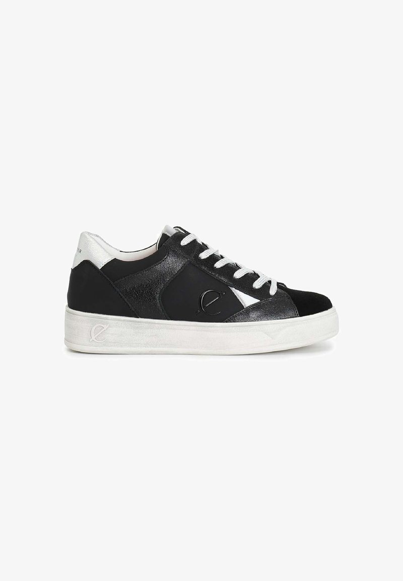 Czarno-srebrny sneaker o teksturowanej powierzchni, z białymi sznurówkami i białą gumową podeszwą. Posiada logo po boku i gładkie akcenty.