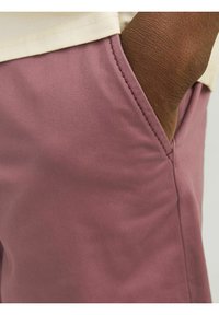 Jack & Jones JPSTBOWIE SOLID MID - Shorts - roan rouge