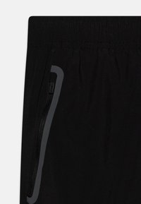 Svarta sportshorts med resårmidja och en ficka med dragkedja med grå accent på sidan. Slät tygtextur.