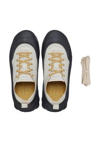 Sneaker nere e crema con tomaia testurizzata, punta tonda e lacci color nocciola; include un ulteriore laccio crema. Suola in gomma con un motivo antiscivolo.