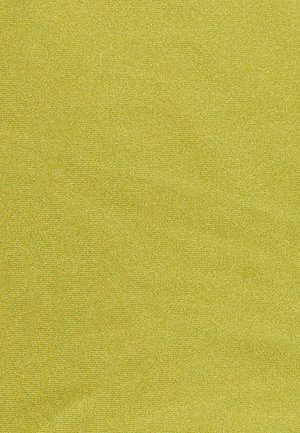 Texture de tissu jaune moutarde uni avec un tissage subtil visible et de légères plis.