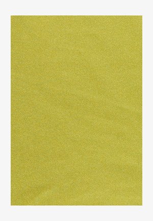 Texture de tissu jaune moutarde uni avec un tissage subtil visible et de légères plis.