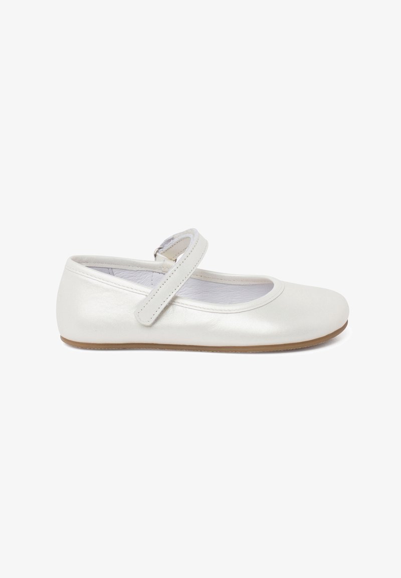 Chaussure plate Mary Jane blanche avec un bout rond, une bride ajustable et une semelle marron clair, présentée de profil sur fond blanc.