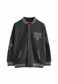 Mörkgrå varsity-jacka i borstad tyg, med randig ribbad krage och muddar, tryckknappar och texturerade grafiska tryck på ärmarna.