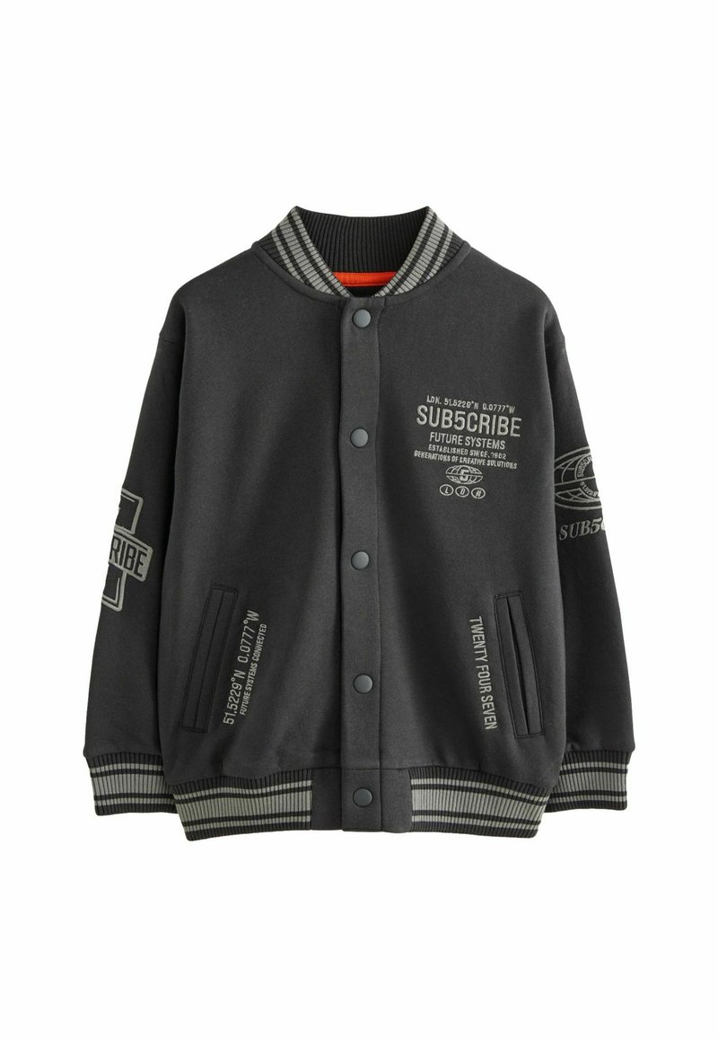 Dunkelgraue Collegejacke aus gebürstetem Stoff, mit gestreiftem Rippkragen und -bündchen, Druckknöpfen und strukturierten Grafikdrucks auf den Ärmeln.